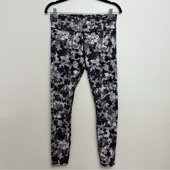 Fabletics Mid Rise Printed PowerHold Leggings Women’s Medium Flora Grey - Picture 1 of 7